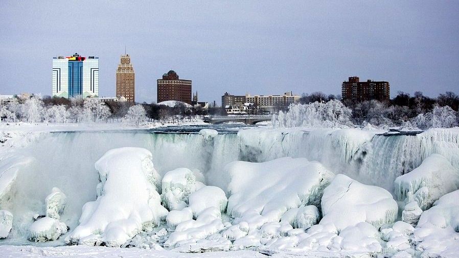 Niagarské vodopády zamrzli kvôli nízkym teplotám,